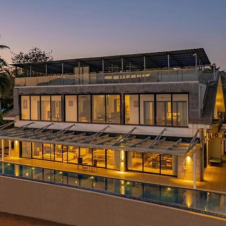 Oceanic Sunsets With River View, Comp Breakfast & Infinity Pool At Stayvista Verem Eksteriør billede