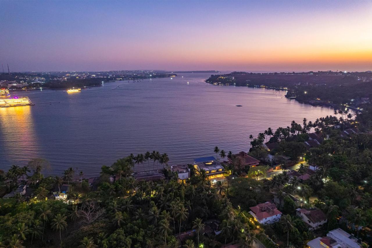 Oceanic Sunsets With River View, Comp Breakfast & Infinity Pool At Stayvista Verem Eksteriør billede