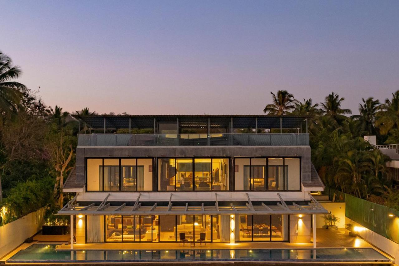Oceanic Sunsets With River View, Comp Breakfast & Infinity Pool At Stayvista Verem Eksteriør billede